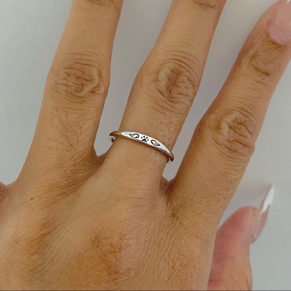 Sterling silver dainty paw with angel wings band ring, paw print ring, wings - Picture 5 of 9